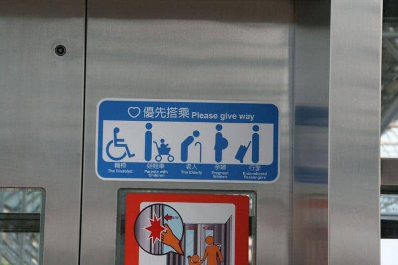 輪椅娃娃車老人孕婦行李優先搭乘