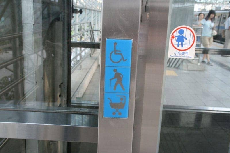 捷運電梯小心夾手、老人孕婦身體帳礙者優先