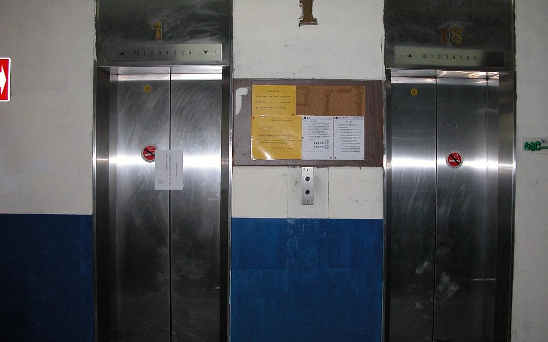 敬告各位乘客：本台電梯因發電機損壞、機件老化嚴重，故停止使用